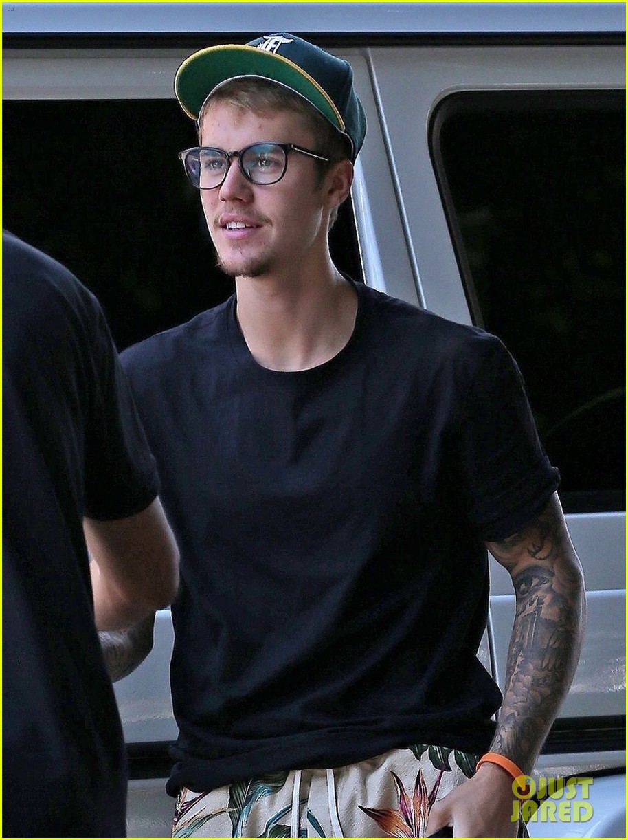 justin bieber attends zoe church conference on rose bowl performance date 04