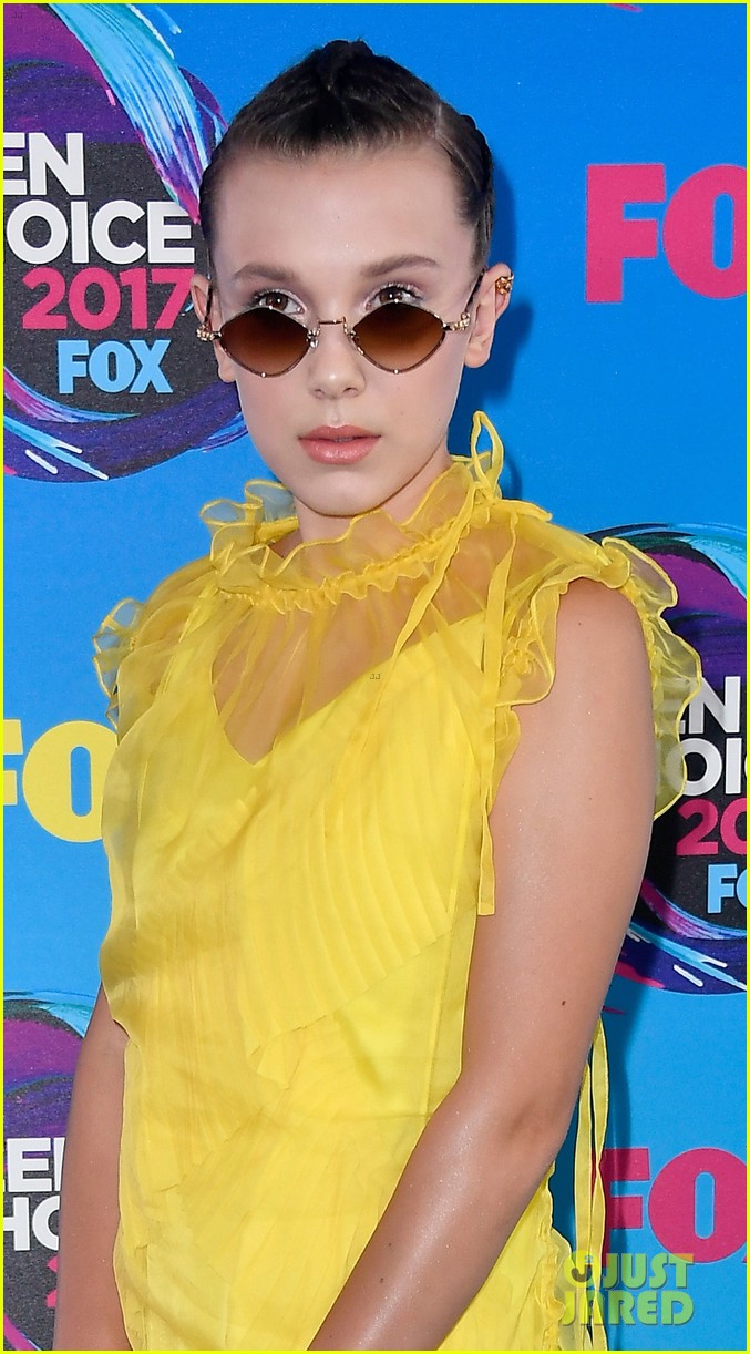 millie bobby brown brightens up the teen choice awards 2017 blue carpet 02