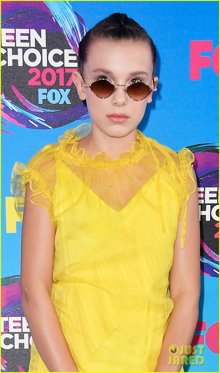 millie bobby brown brightens up the teen choice awards 2017 blue carpet 06