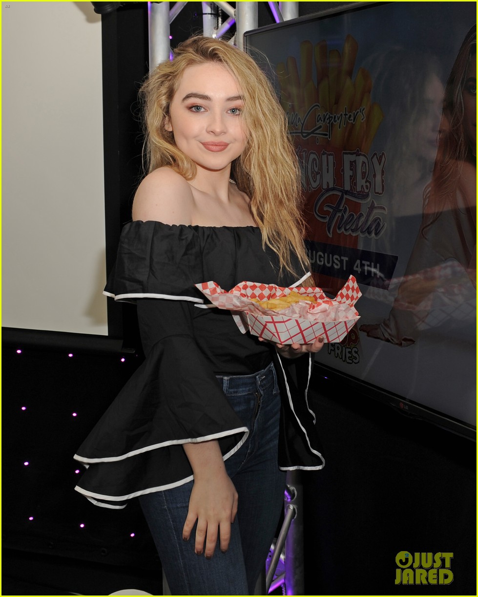 sabrina carpenter chows down on french fries before taking the stage 05