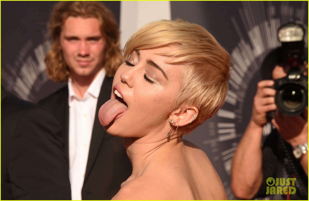 miley cyrus promises to be good at vmas 2017 14