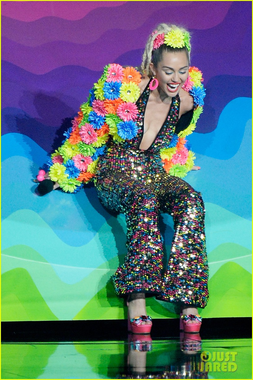 miley cyrus promises to be good at vmas 2017 15