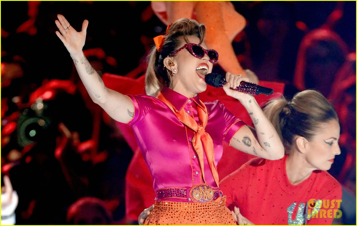 miley cyrus performs younger now mtv vmas 2017 02