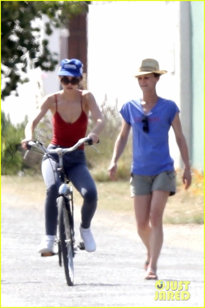 lily rose depp gets bike riding lessons from mom vanessa paradis 01