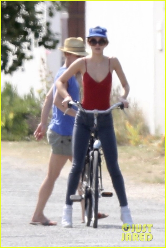 lily rose depp gets bike riding lessons from mom vanessa paradis 03