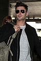 zac efron catches a flight out of los angeles 02