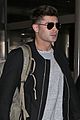zac efron catches a flight out of los angeles 04
