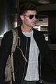 zac efron catches a flight out of los angeles 08