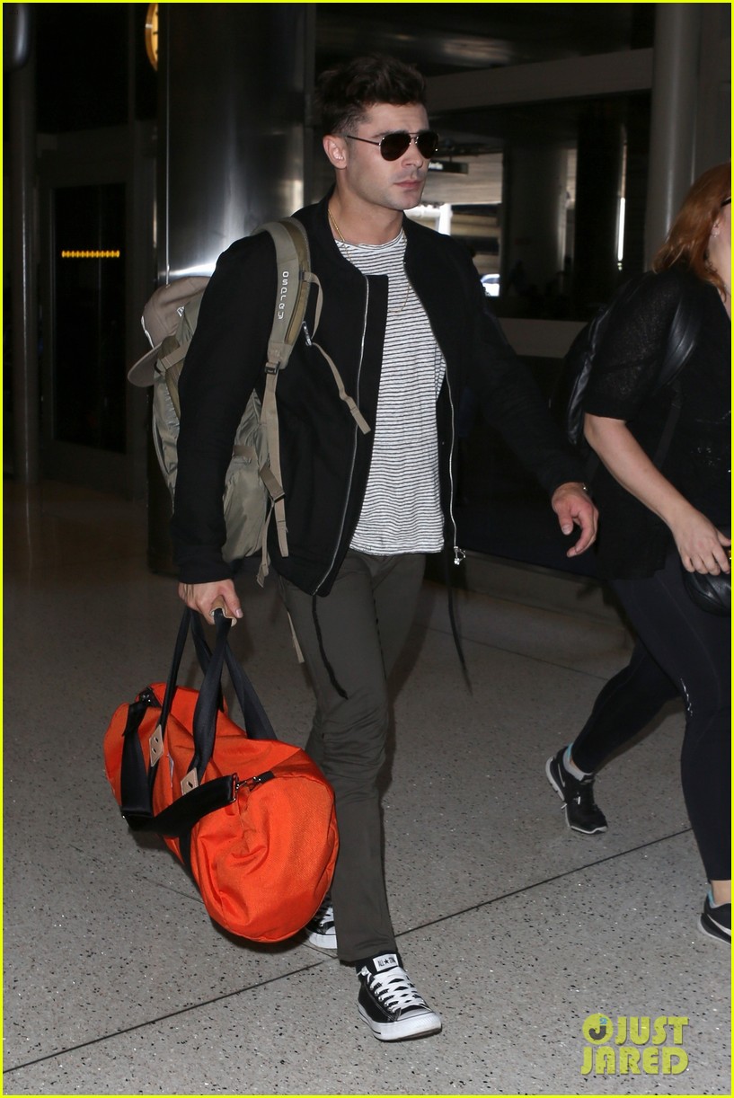 zac efron catches a flight out of los angeles 01