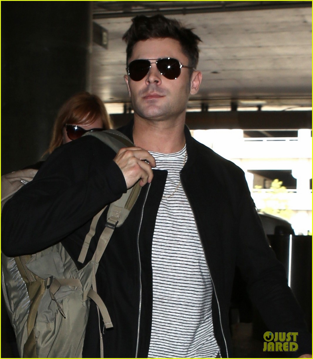 zac efron catches a flight out of los angeles 02