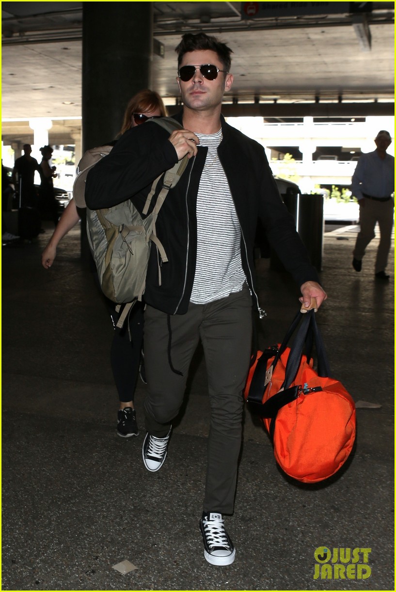 zac efron catches a flight out of los angeles 05