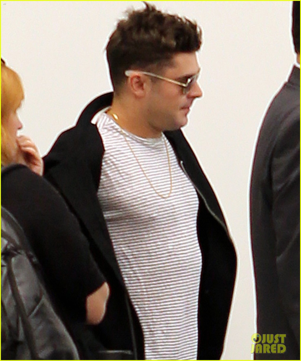 zac efron catches a flight out of los angeles 06