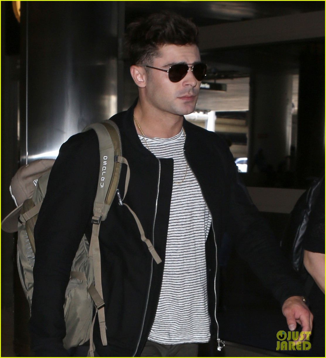 zac efron catches a flight out of los angeles 08