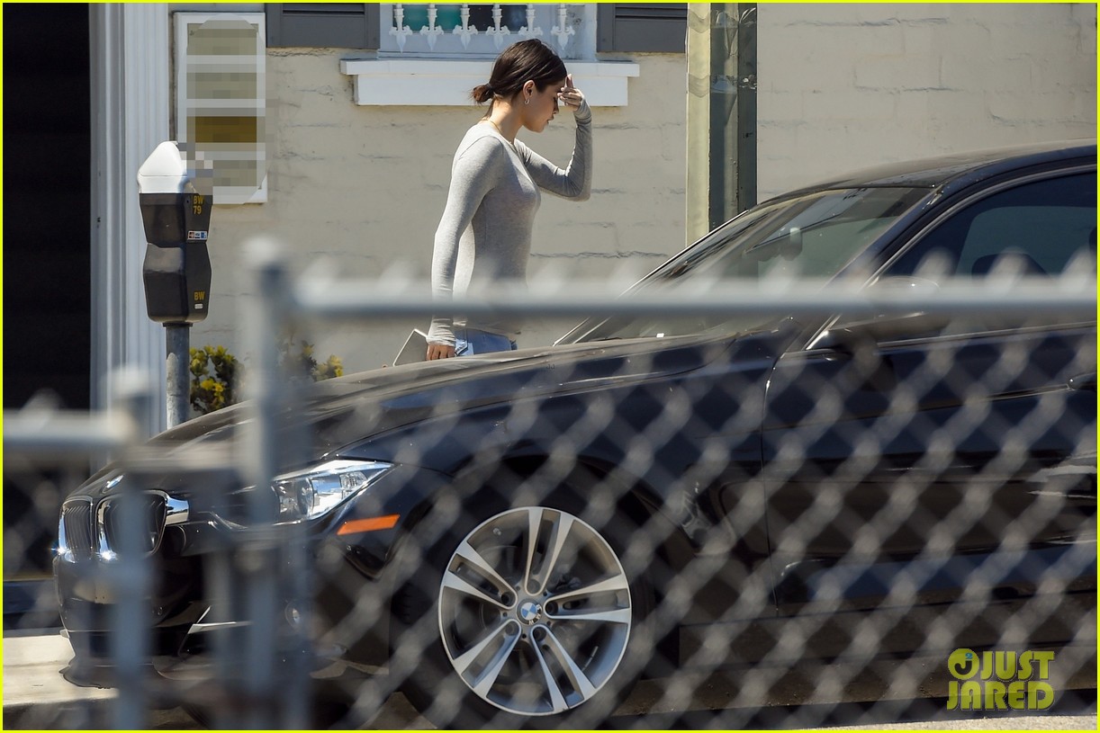 selena gomez goes casual for a doctors appointment 01