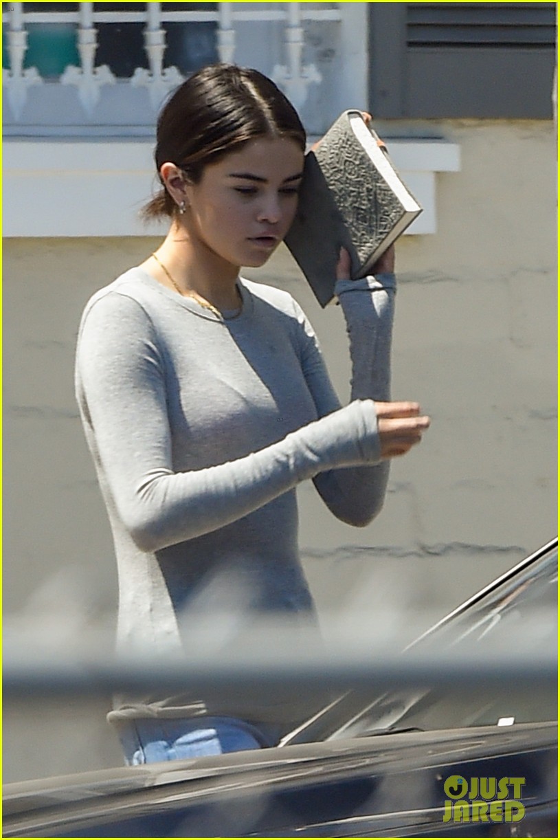 selena gomez goes casual for a doctors appointment 04
