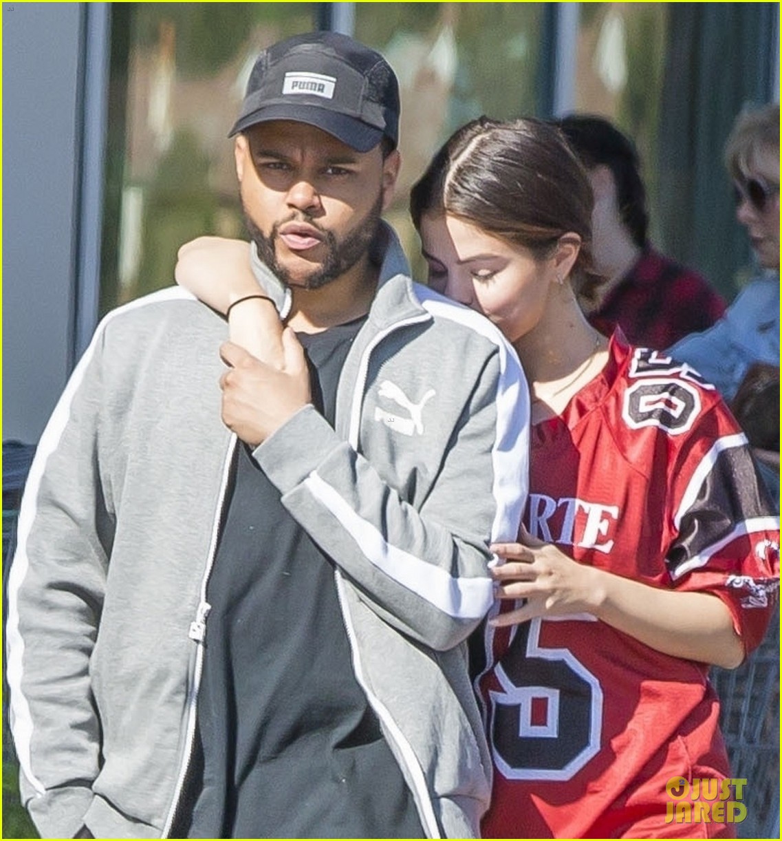 selena gomez nuzzles up to the weeknd 08