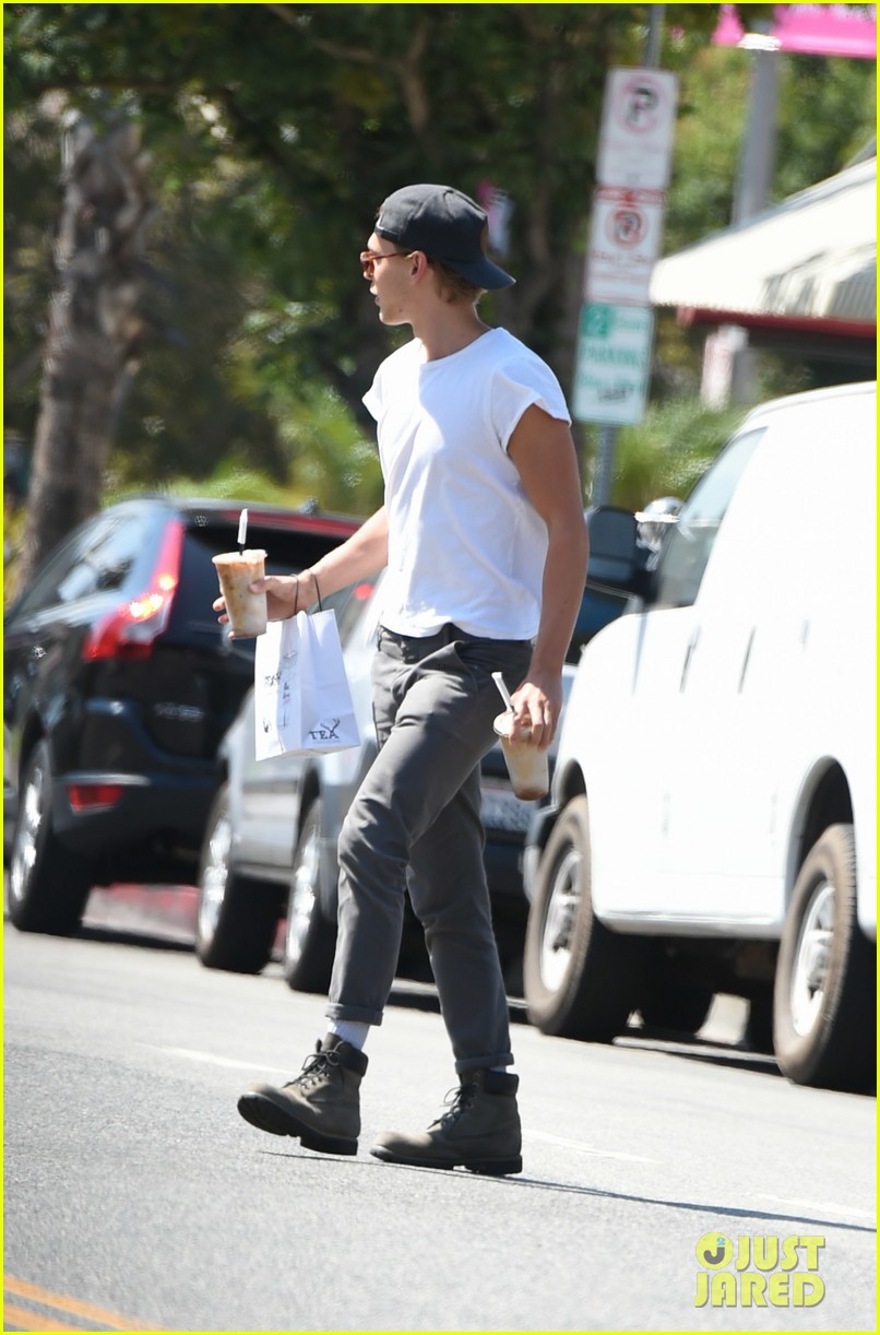 vanessa hudgens austin butler step out for solo coffee runs 02