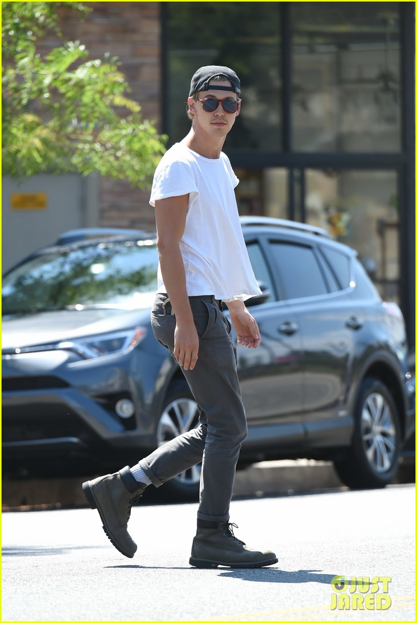 vanessa hudgens austin butler step out for solo coffee runs 05