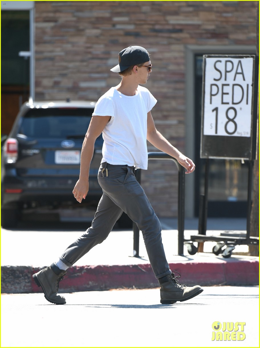 vanessa hudgens austin butler step out for solo coffee runs 06