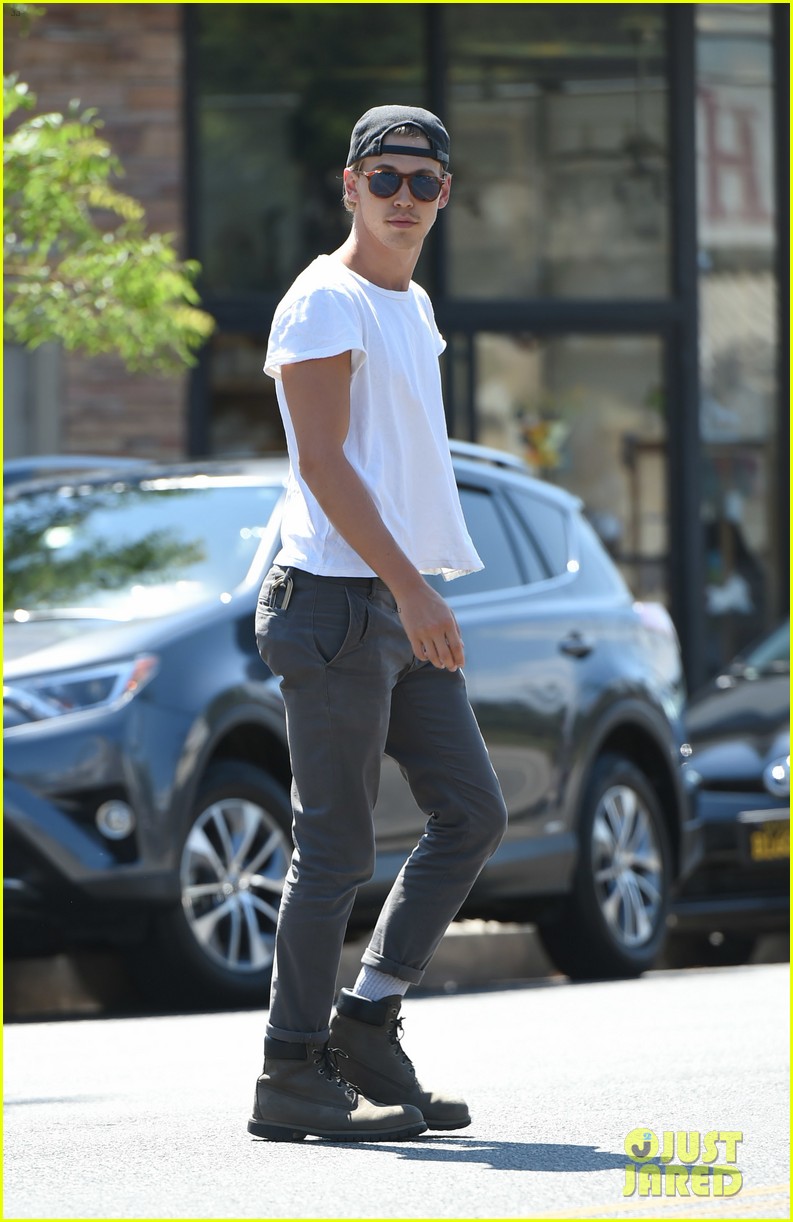 vanessa hudgens austin butler step out for solo coffee runs 09