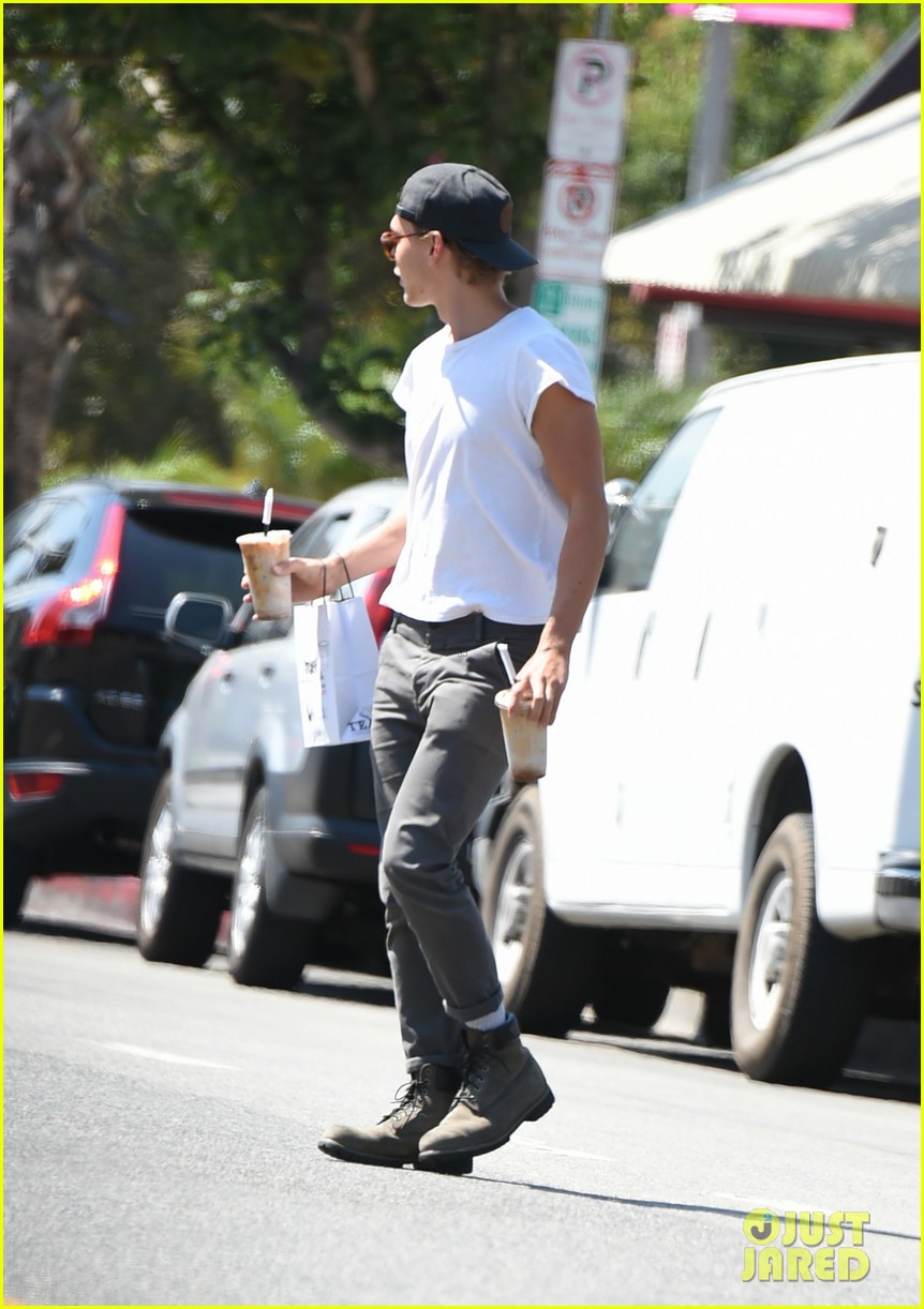 vanessa hudgens austin butler step out for solo coffee runs 12