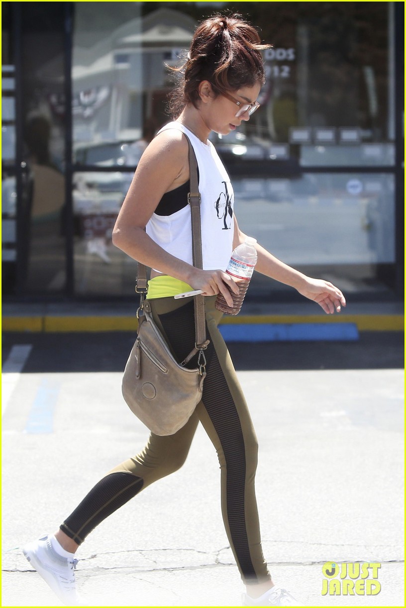 sarah hyland hits the gym after splitting with dominic sherwood 04
