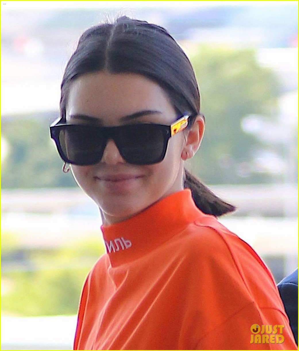 kendall jenner wears all orange for her flight out of new york 04