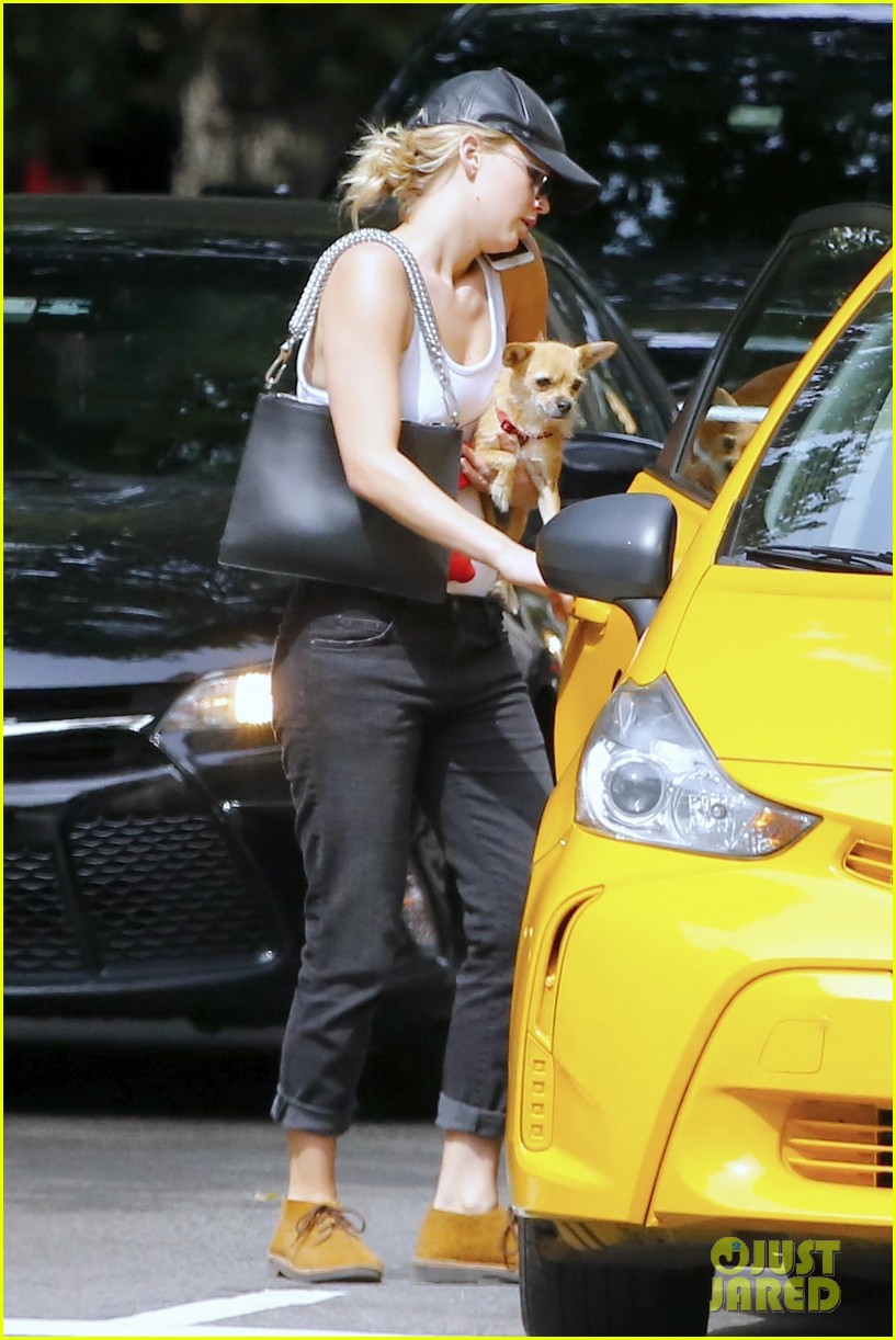 jennifer lawrence brings her dog along for a taxi ride 05