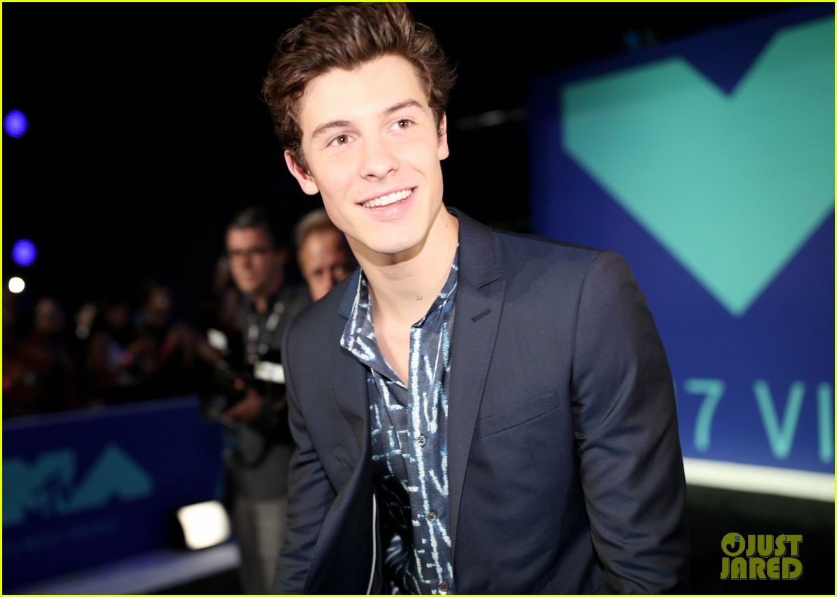shawn mendes suits up for the 2017 mtv vmas 01