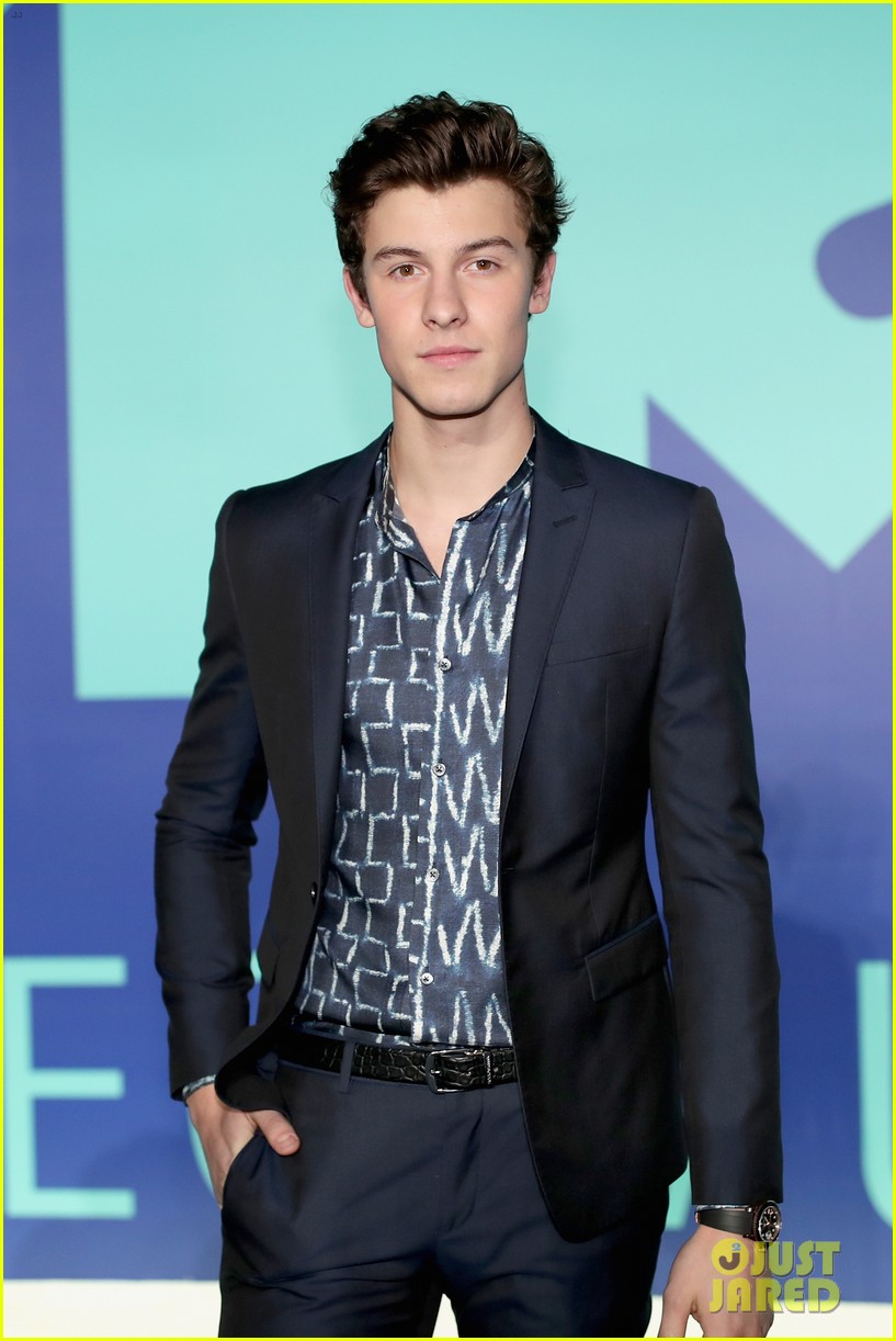 shawn mendes suits up for the 2017 mtv vmas 05
