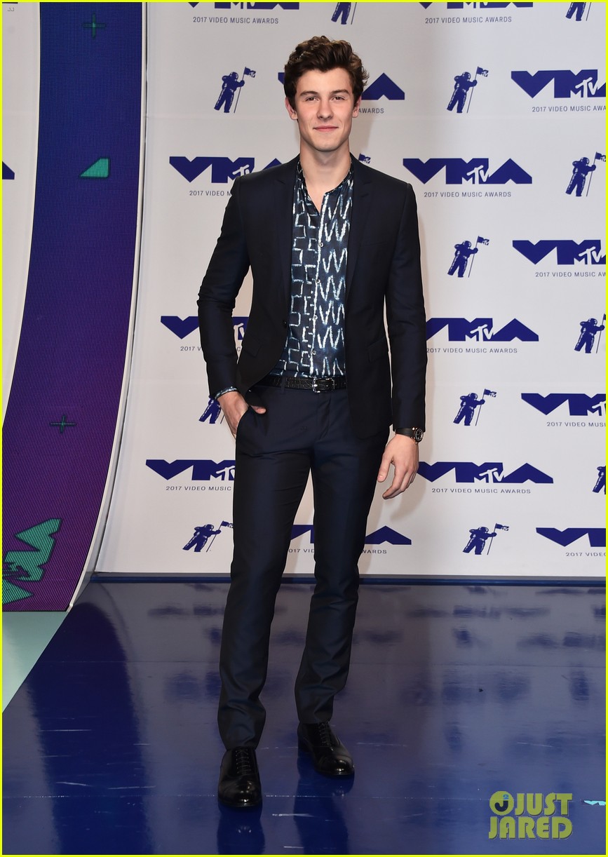 shawn mendes suits up for the 2017 mtv vmas 06