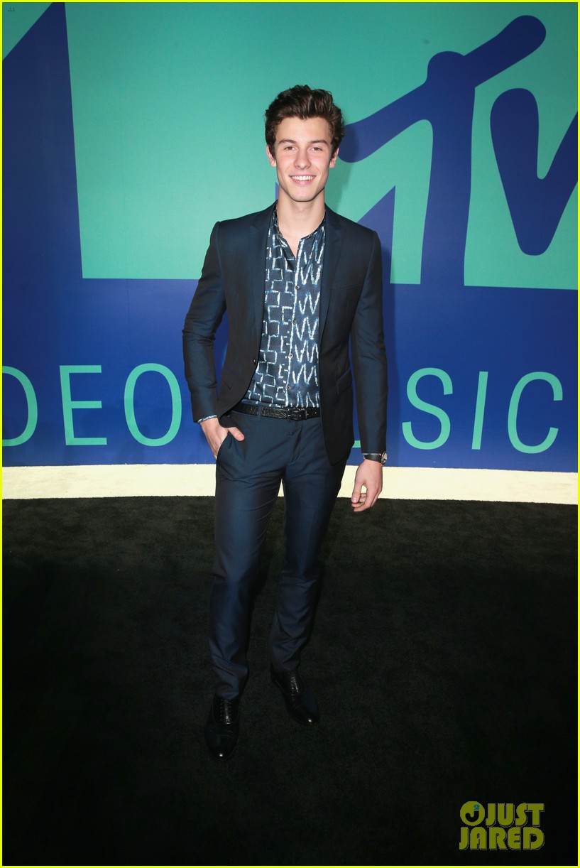shawn mendes suits up for the 2017 mtv vmas 07