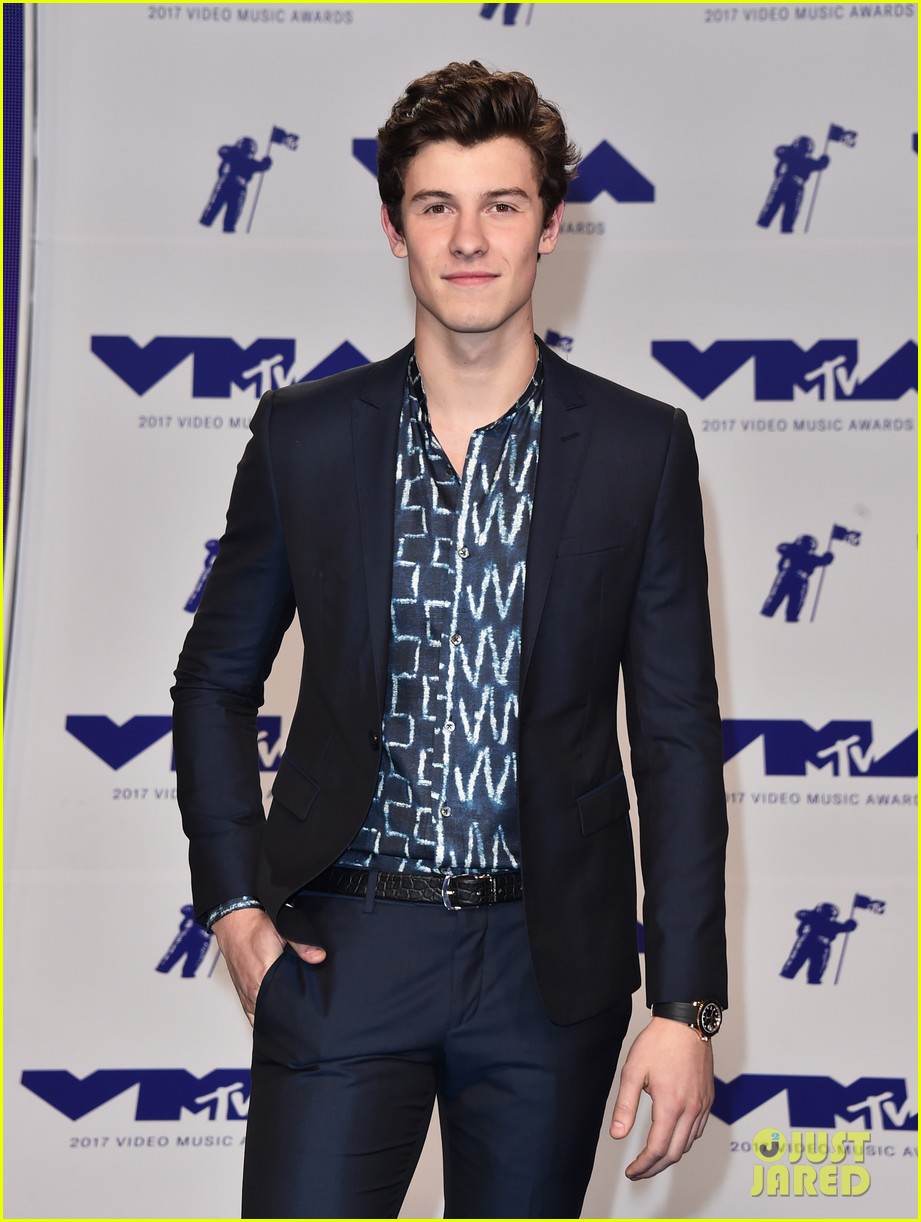 shawn mendes suits up for the 2017 mtv vmas 10