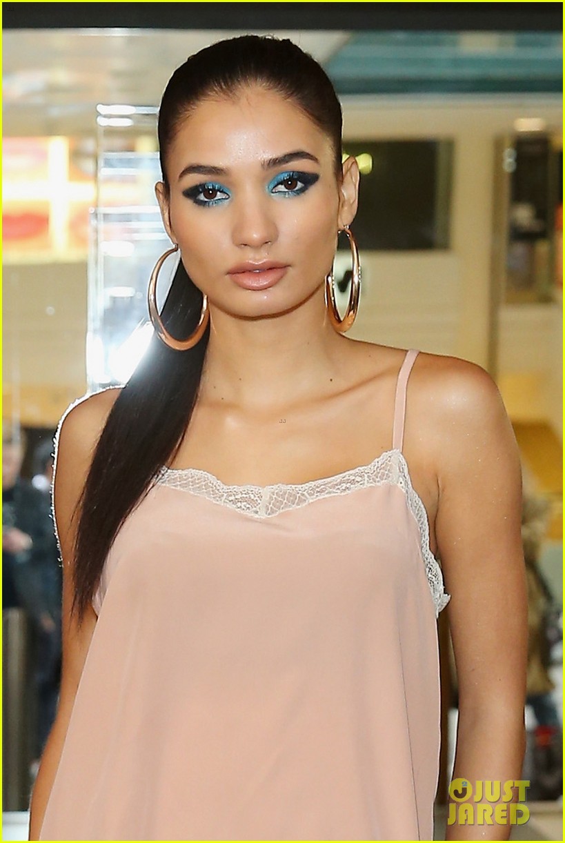 pia mia shares her best selfie tips and tricks 08