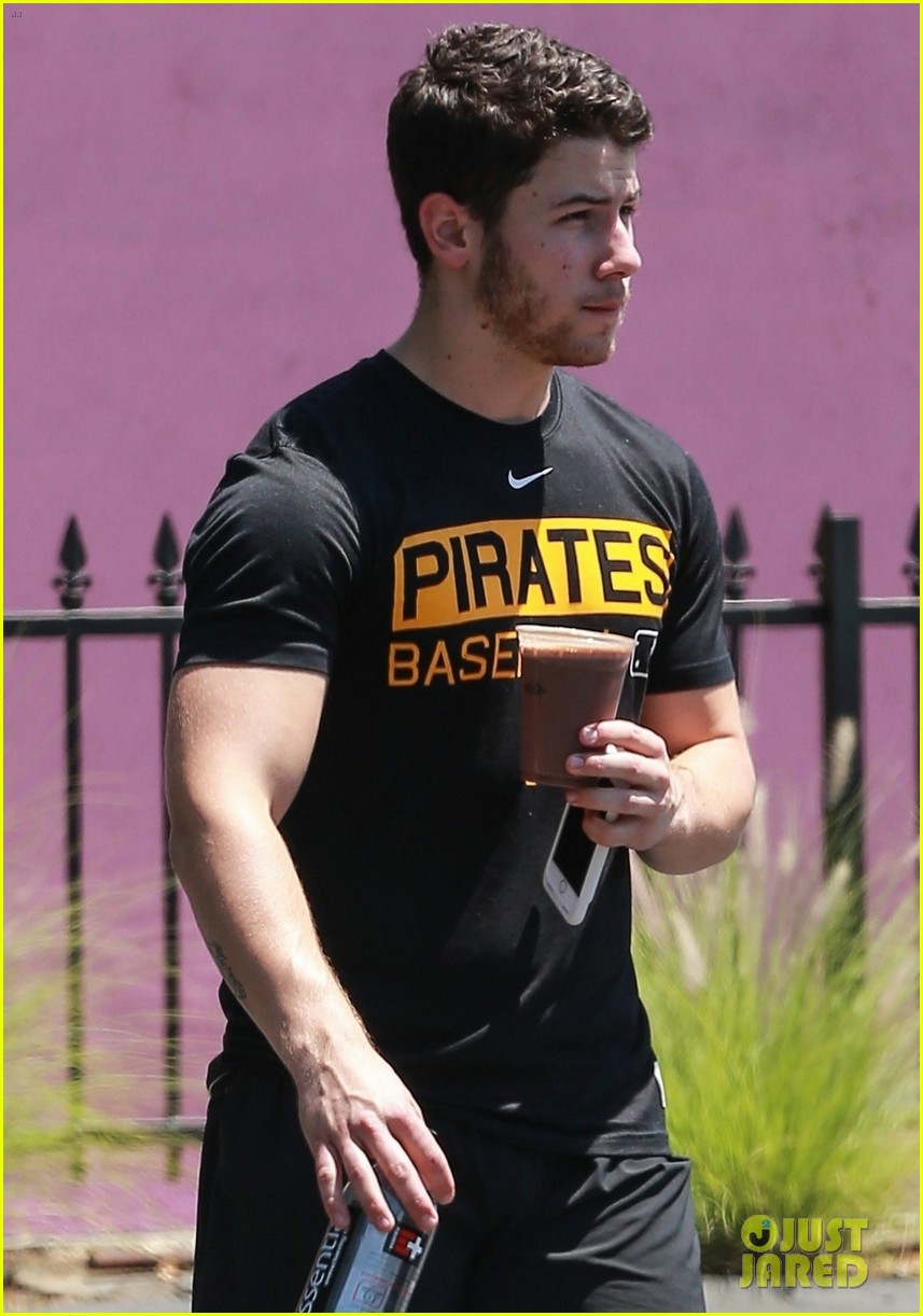 nick jonas shows his muscles after hitting the gym 03