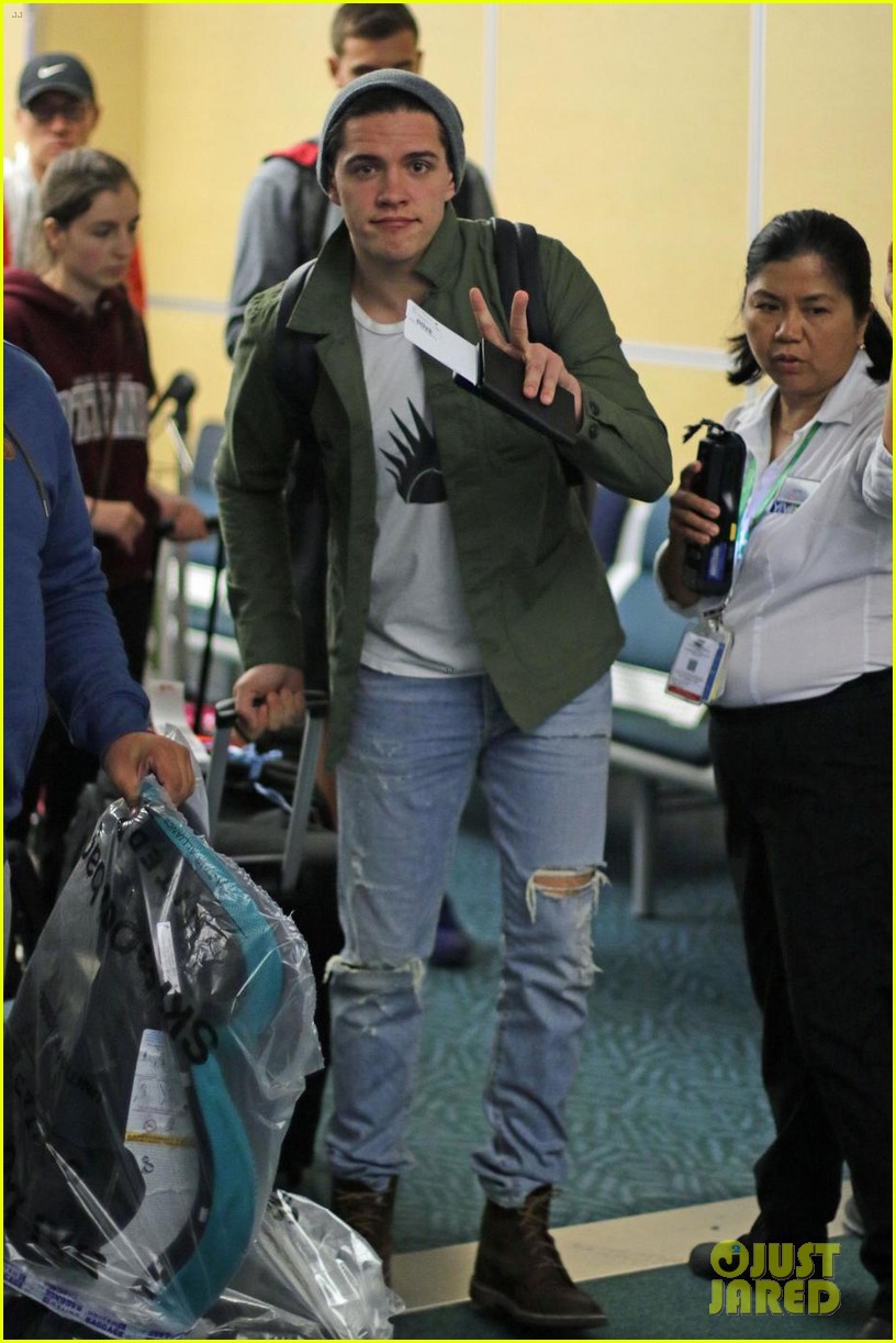 riverdale stars catch their flights to the teen choice awards 2017 09