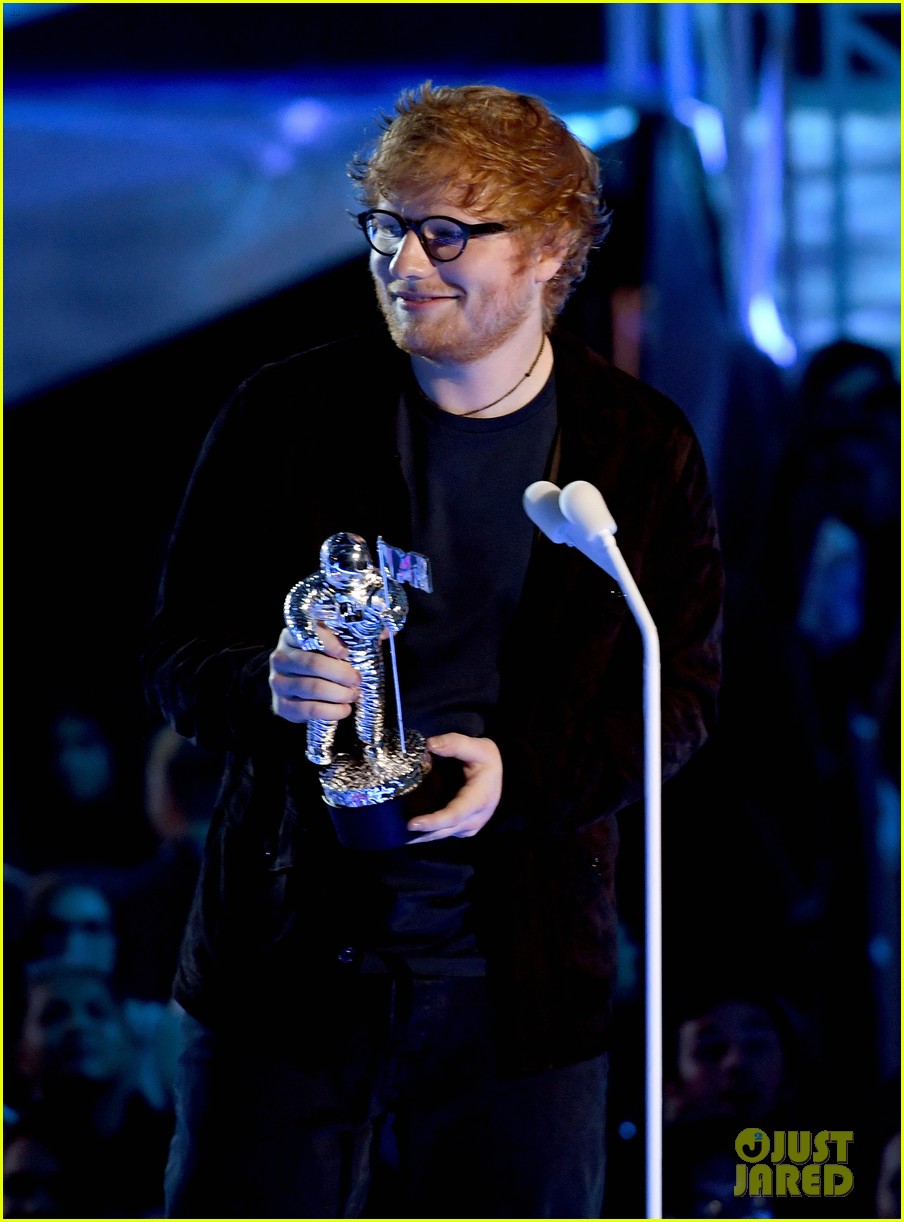 ed sheeran wins artist of the year at vmas 2017 01