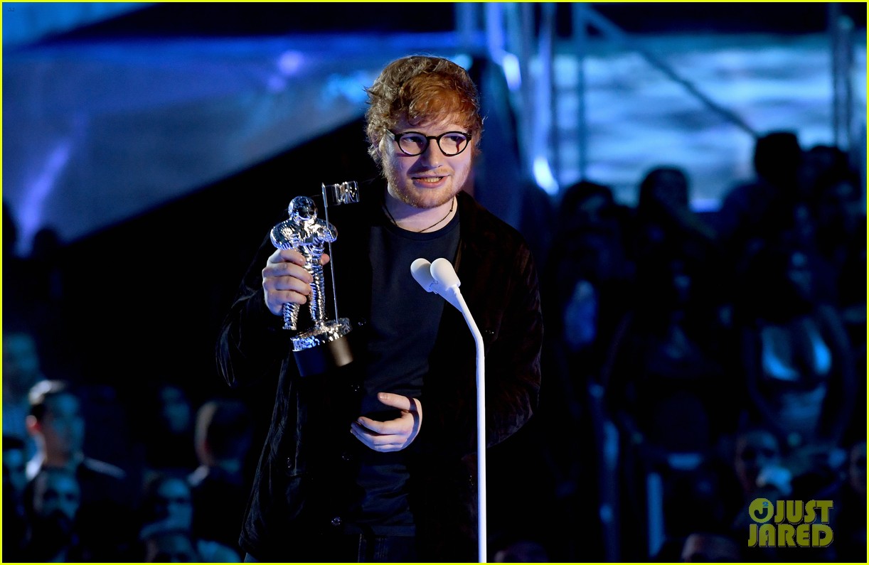 ed sheeran wins artist of the year at vmas 2017 03