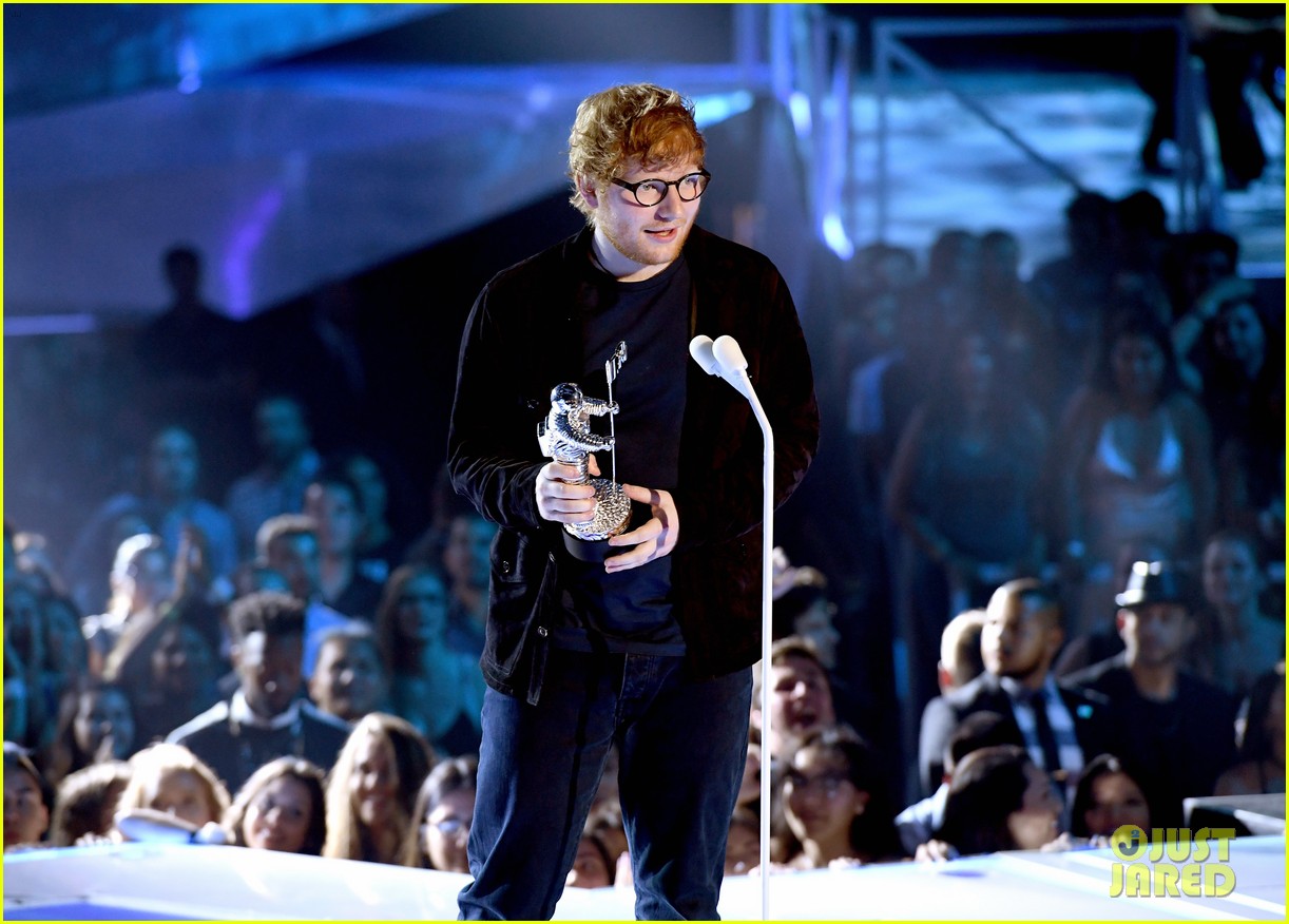 ed sheeran wins artist of the year at vmas 2017 04