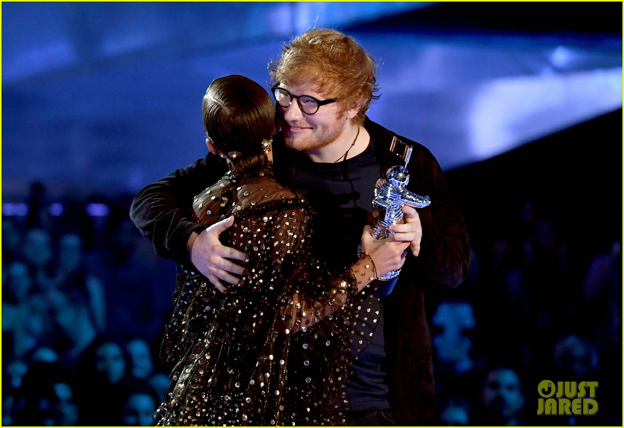 ed sheeran wins artist of the year at vmas 2017 05