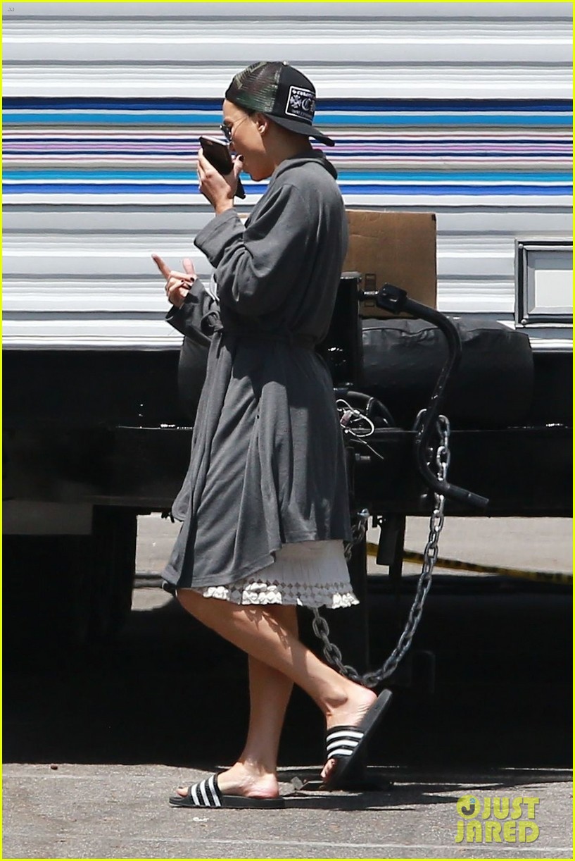 sia shows her face smiles wide on set kate hudson maddie ziegler 11