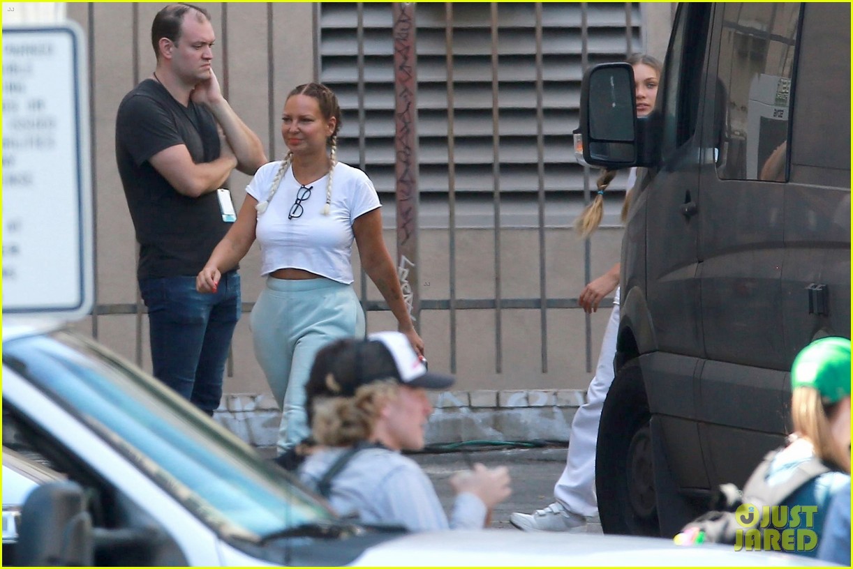 sia shows her face smiles wide on set kate hudson maddie ziegler 14