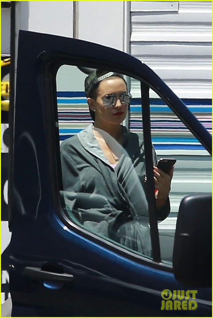 sia shows her face smiles wide on set kate hudson maddie ziegler 16