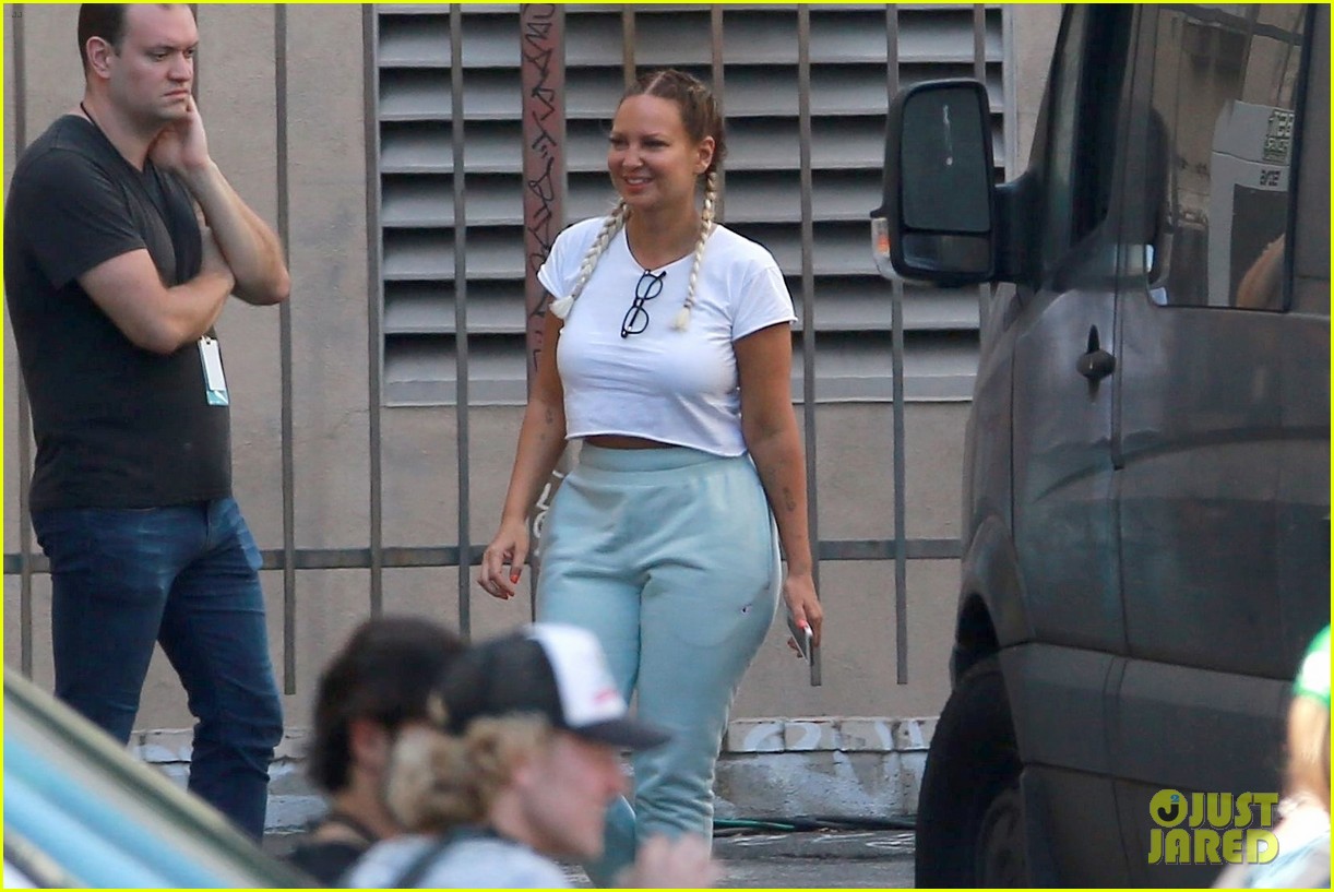 sia shows her face smiles wide on set kate hudson maddie ziegler 34