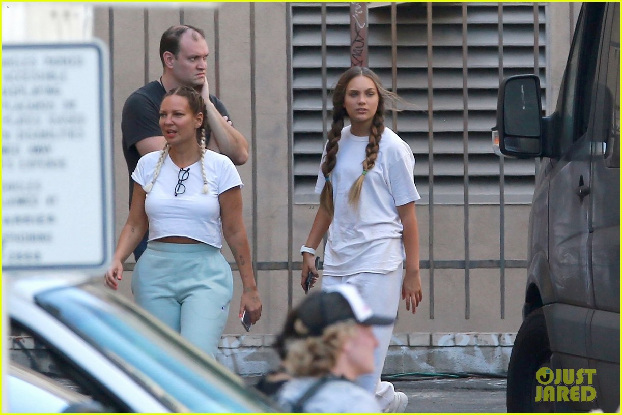 sia shows her face smiles wide on set kate hudson maddie ziegler 37