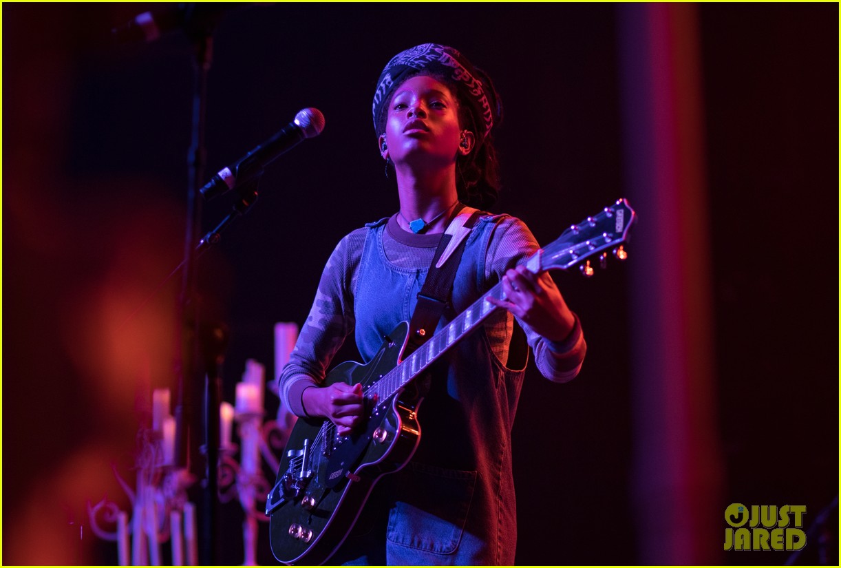 willow smith gets support from brother jaden at girl cult festival 06