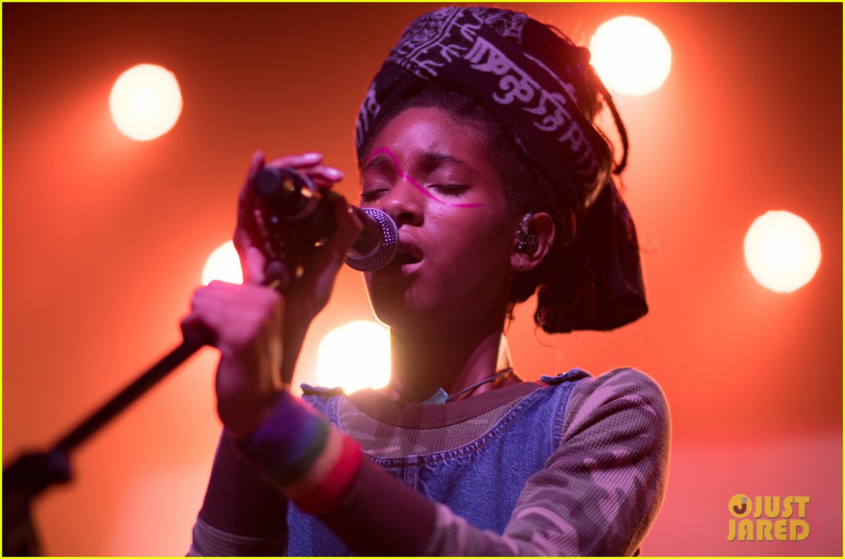 willow smith gets support from brother jaden at girl cult festival 12