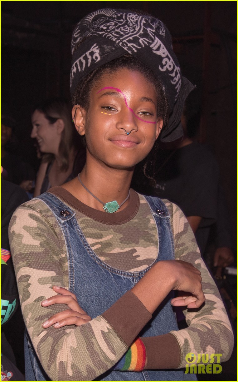 willow smith gets support from brother jaden at girl cult festival 19