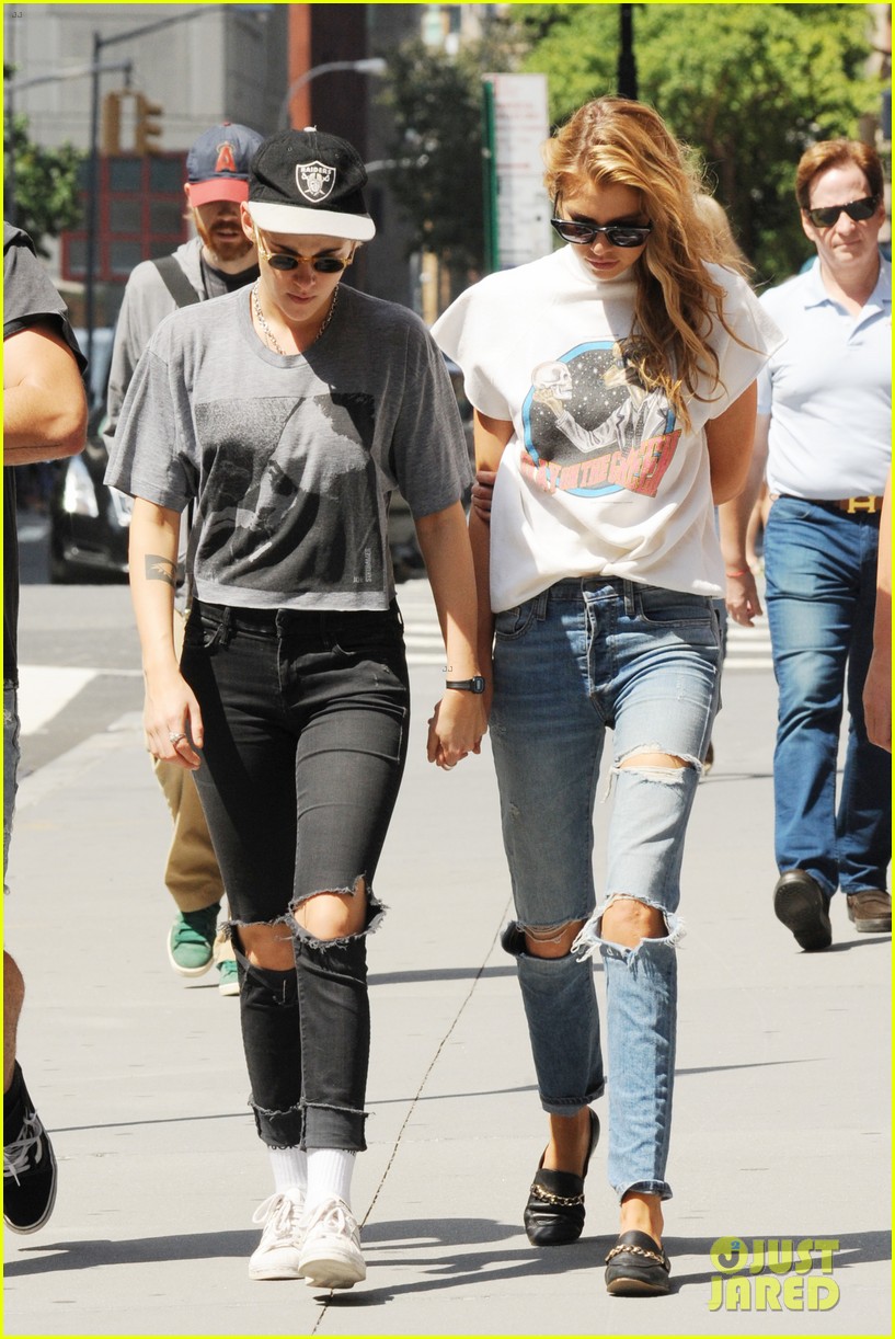 kristen stewart and stella maxwell hold hands for nyc outing 02
