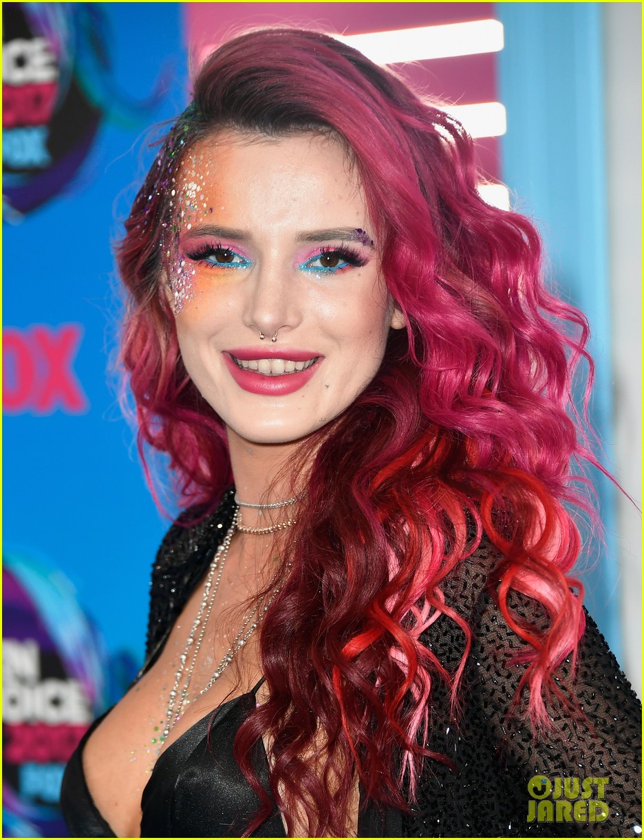 bella thorne brings the glitter and glam to the teen choice awards 2017 06